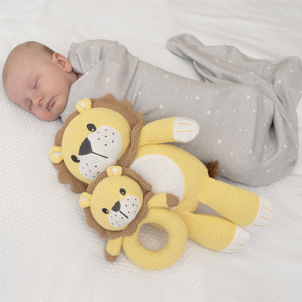 4281045-living-textiles-baby-newborn-knitted-toy-leo-the-lion