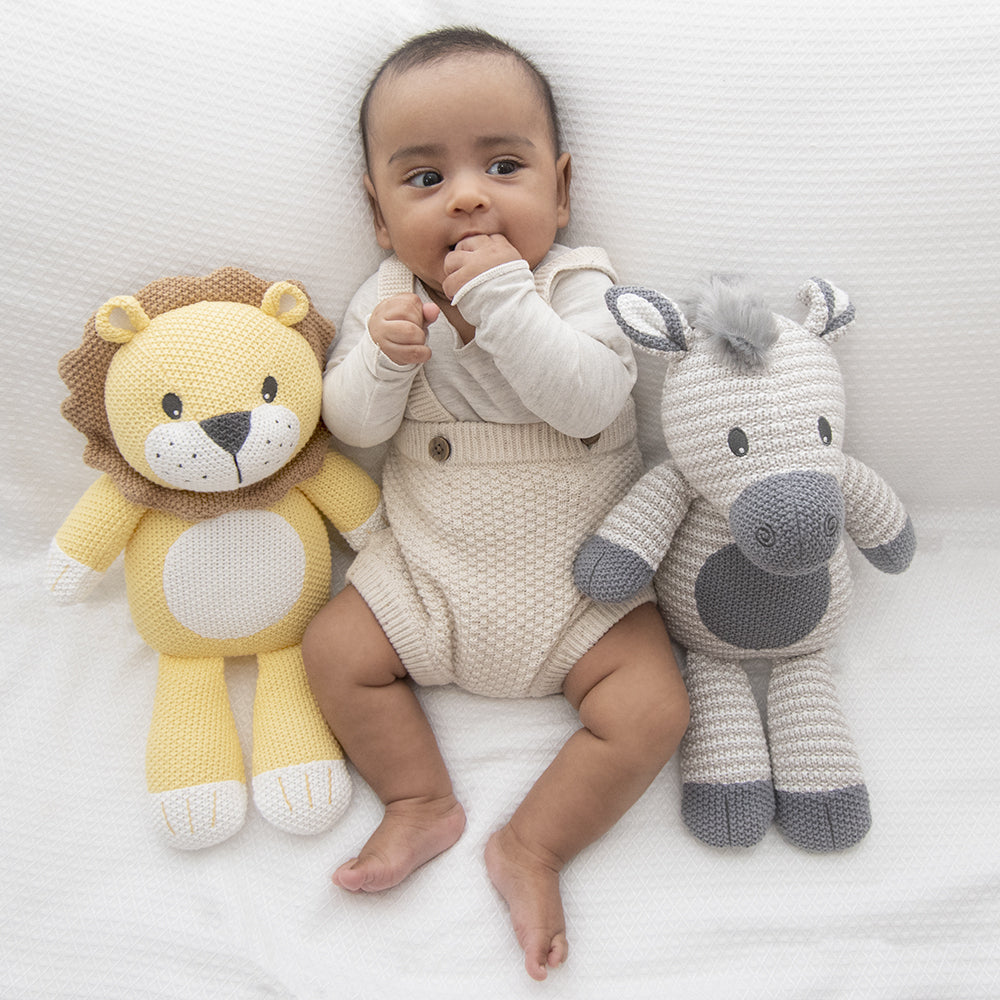 4281045-living-textiles-baby-newborn-knitted-toy-leo-the-lion
