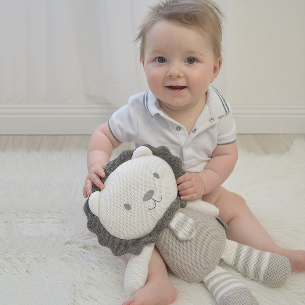 4281861-living-textiles-baby-newborn-austin-the-lion-knitted-toy