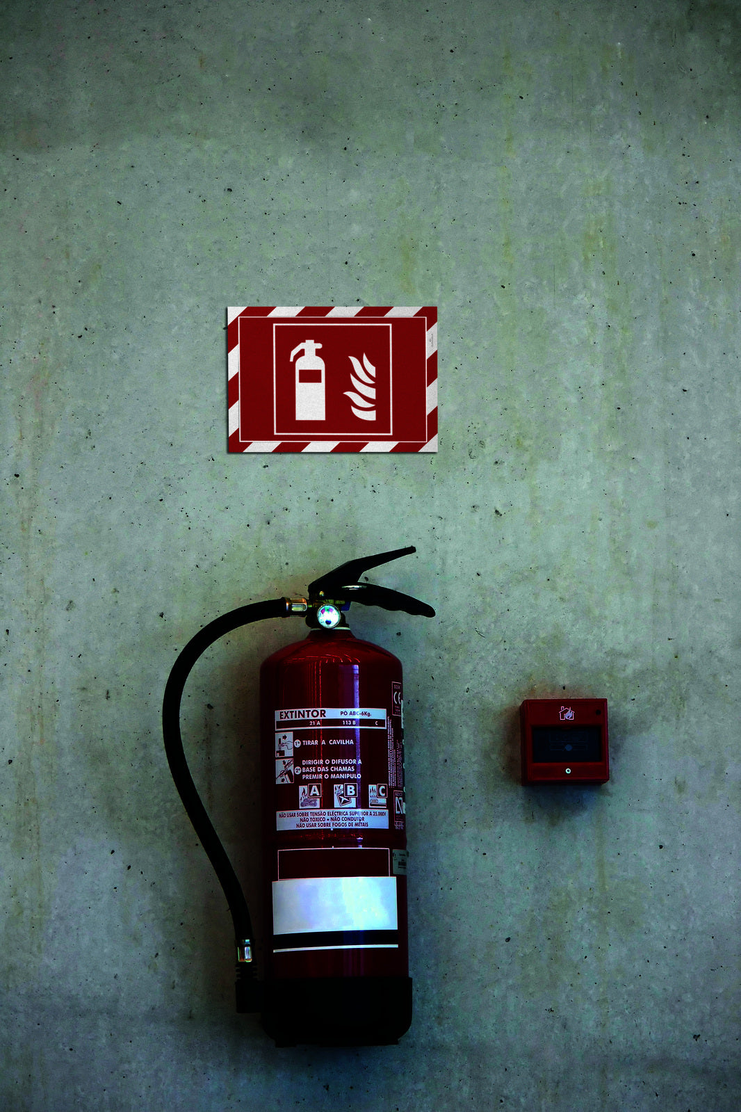 4944132-2pk-durable-duraframe-a4-security-display-red-white