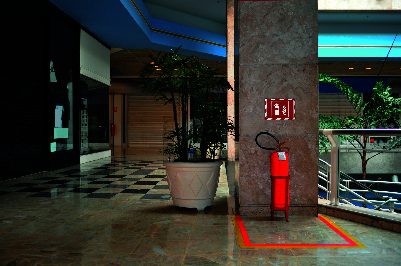 4944132-2pk-durable-duraframe-a4-security-display-red-white