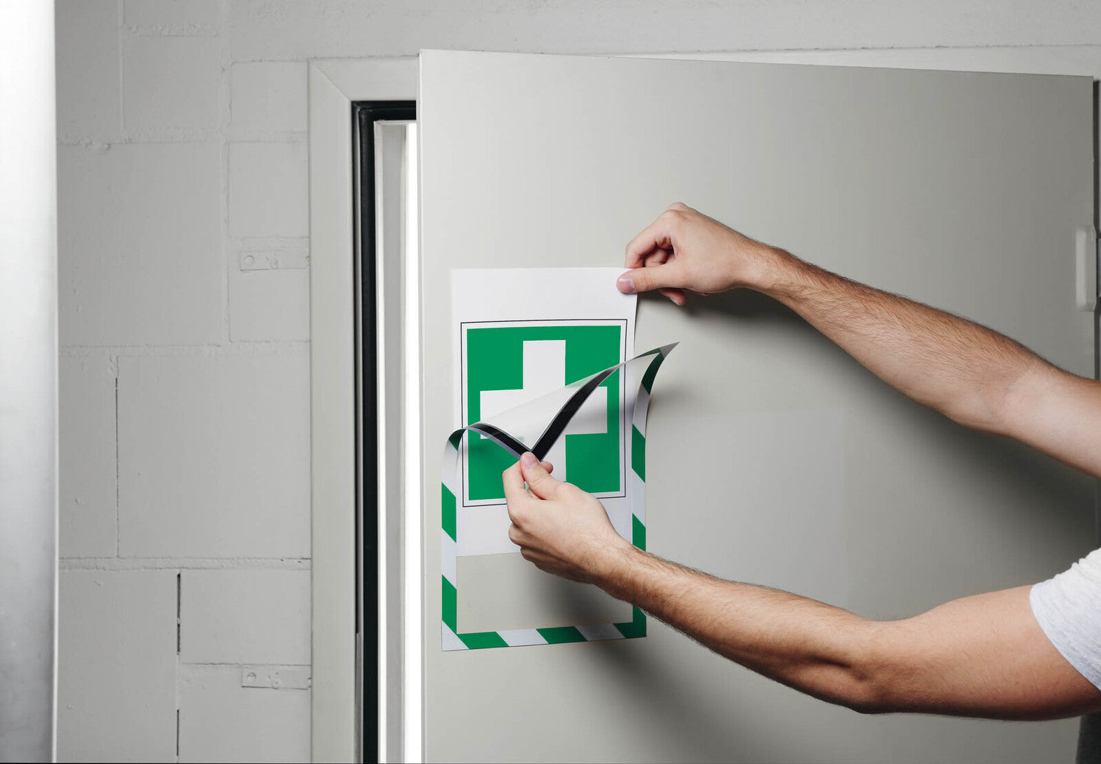 4945131-5pk-durable-duraframe-magnetic-security-a4-warning-sign-green-white