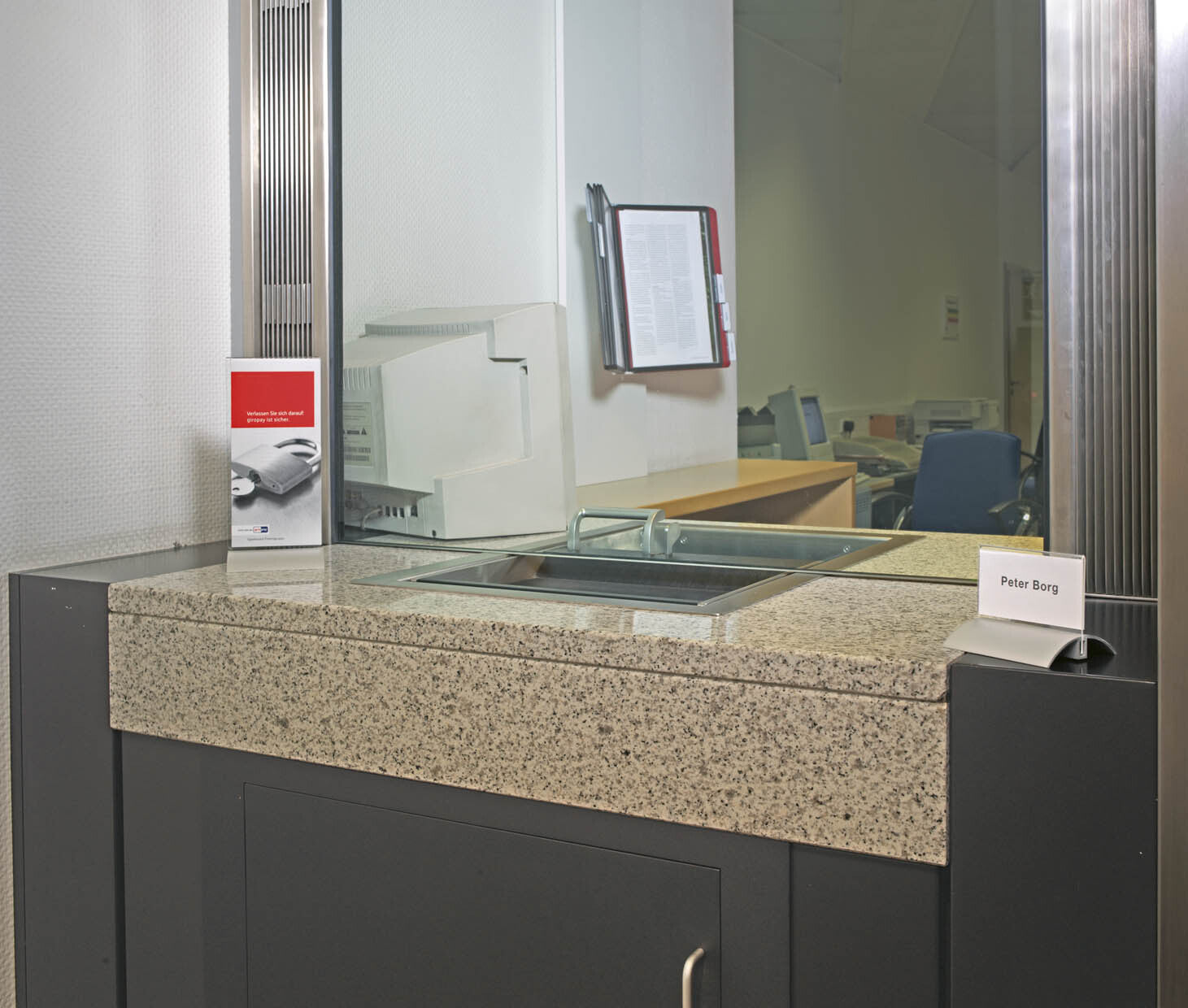 563100-durable-a4-sherpa-wall-w-10-display-panel-black-red