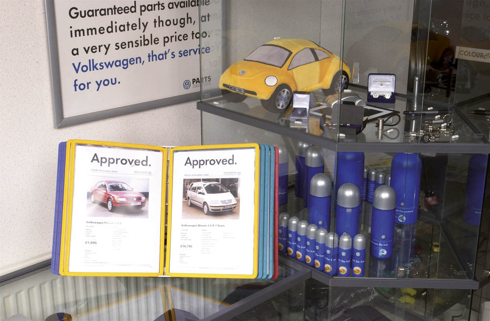 563200-durable-sherpa-table-w-10-display-panel-black-red