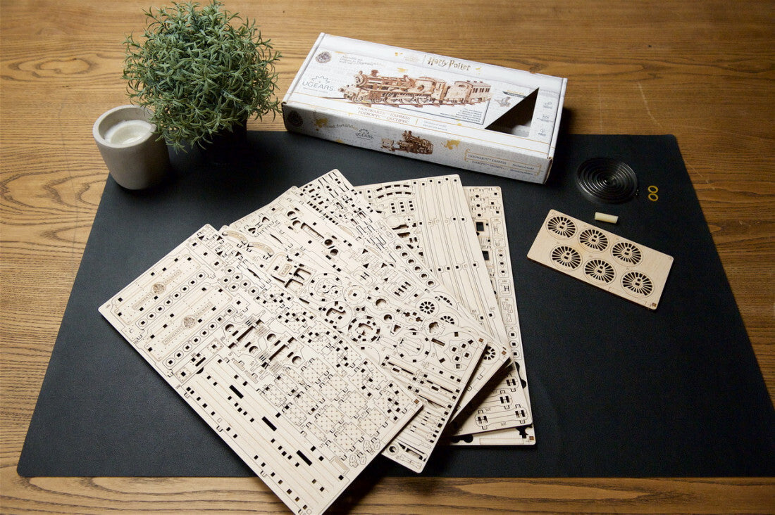 70176-ugears-hogwarts-expres-mechanical-wooden-3d-puzzle-04pc