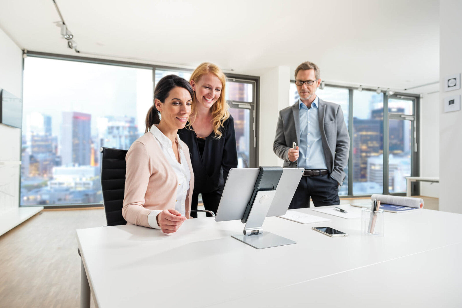 893023-durable-rotatable-holder-table-stand-for-tablet-silver