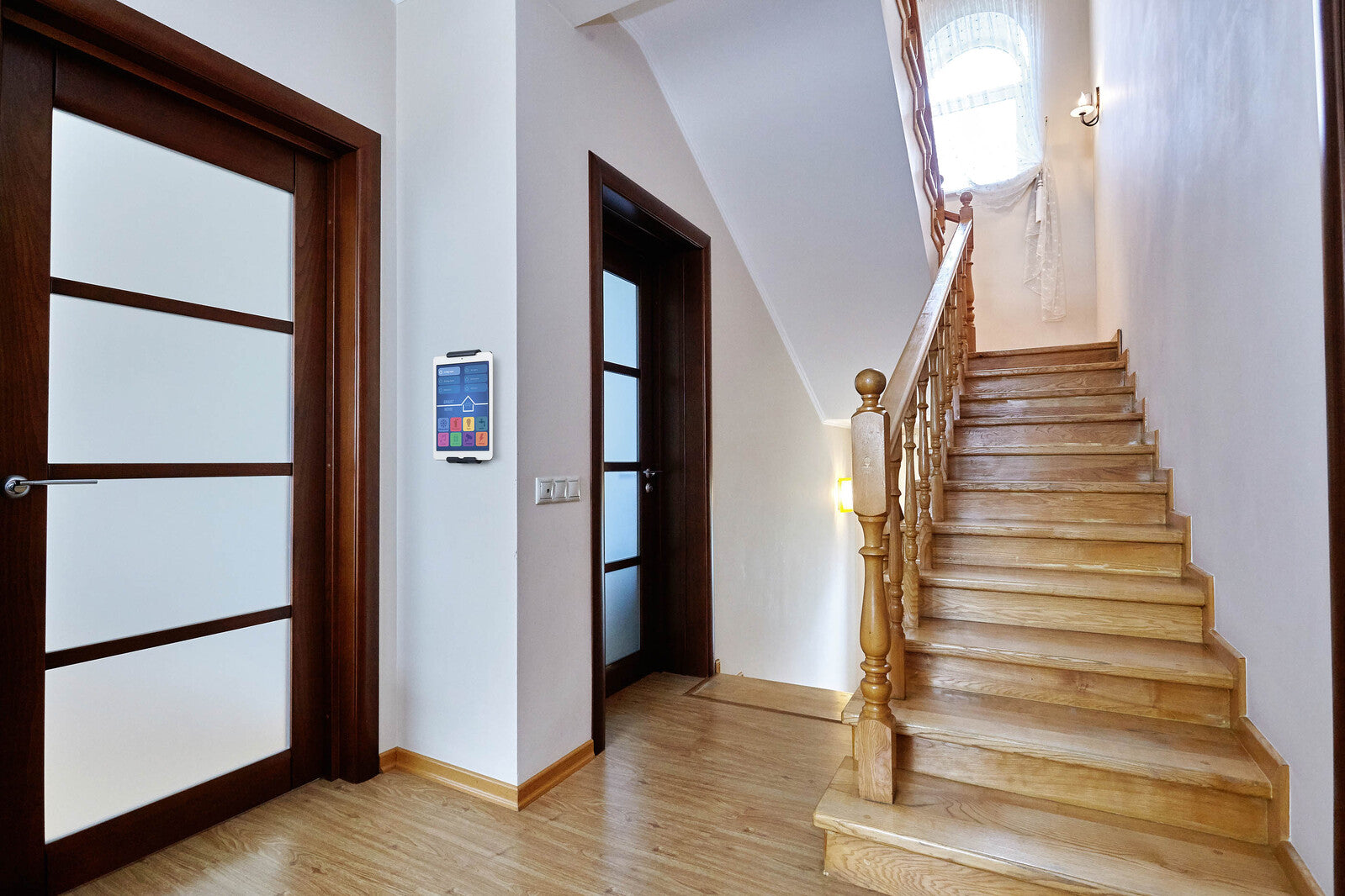 893323-durable-aluminium-rotatable-tablet-holder-wall-mounted-silver