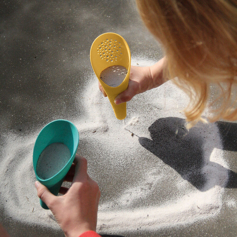 172970-quut-cuppi-versatile-kids-childrens-ball-sand-shovel-toy-banana-blue-10m