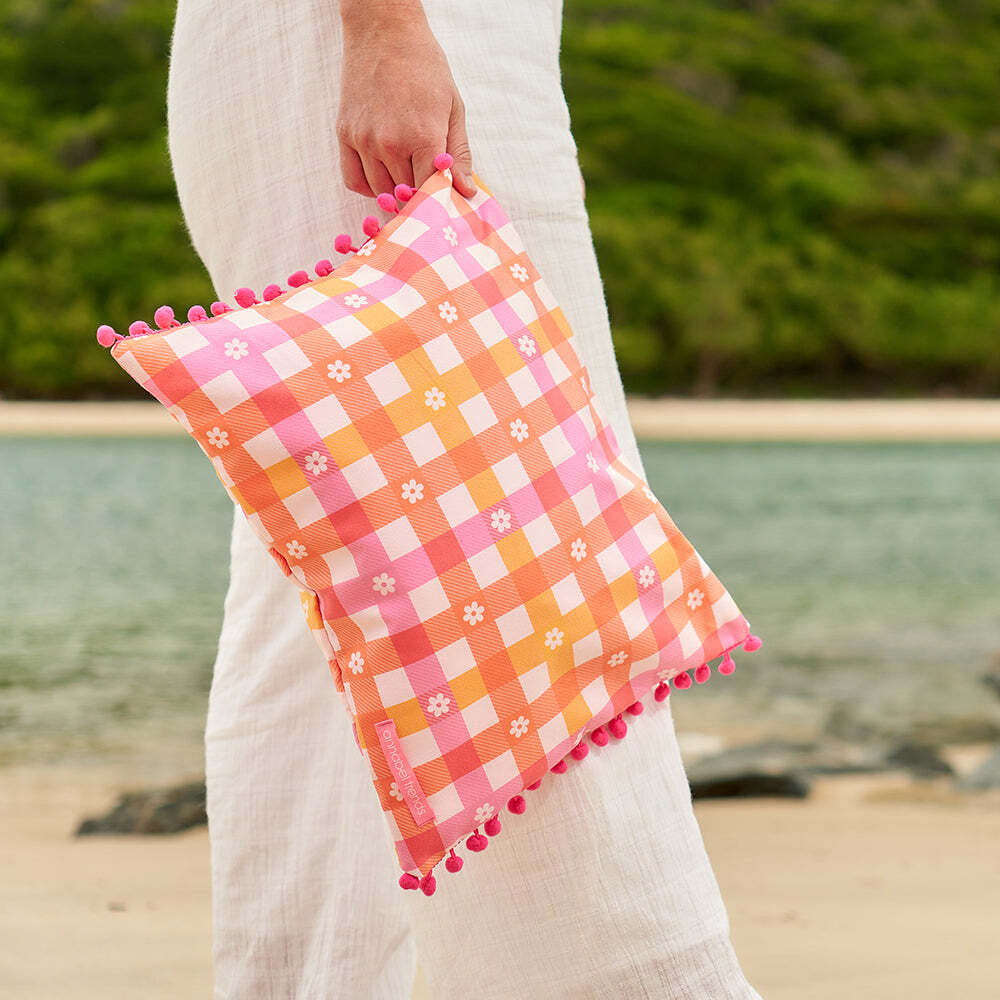 15ihr-annabel-trends-inflatable-beach-pillow-36x28cm-heart-shaped-rock