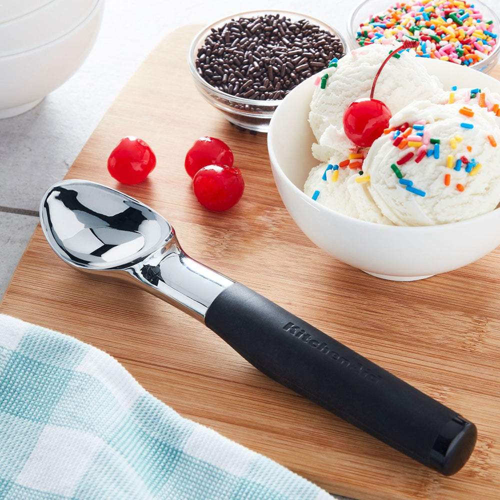 80335-kitchenaid-ice-cream-scoop-silicone-handle-22cm-black
