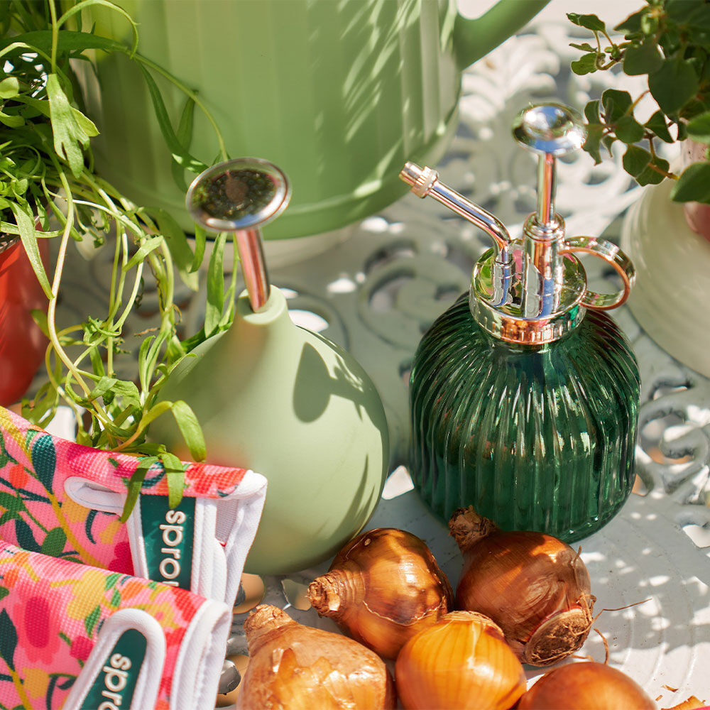521ssb-annabel-trends-sprout-squeeze-plant-watering-sprinkler-ball-15cm