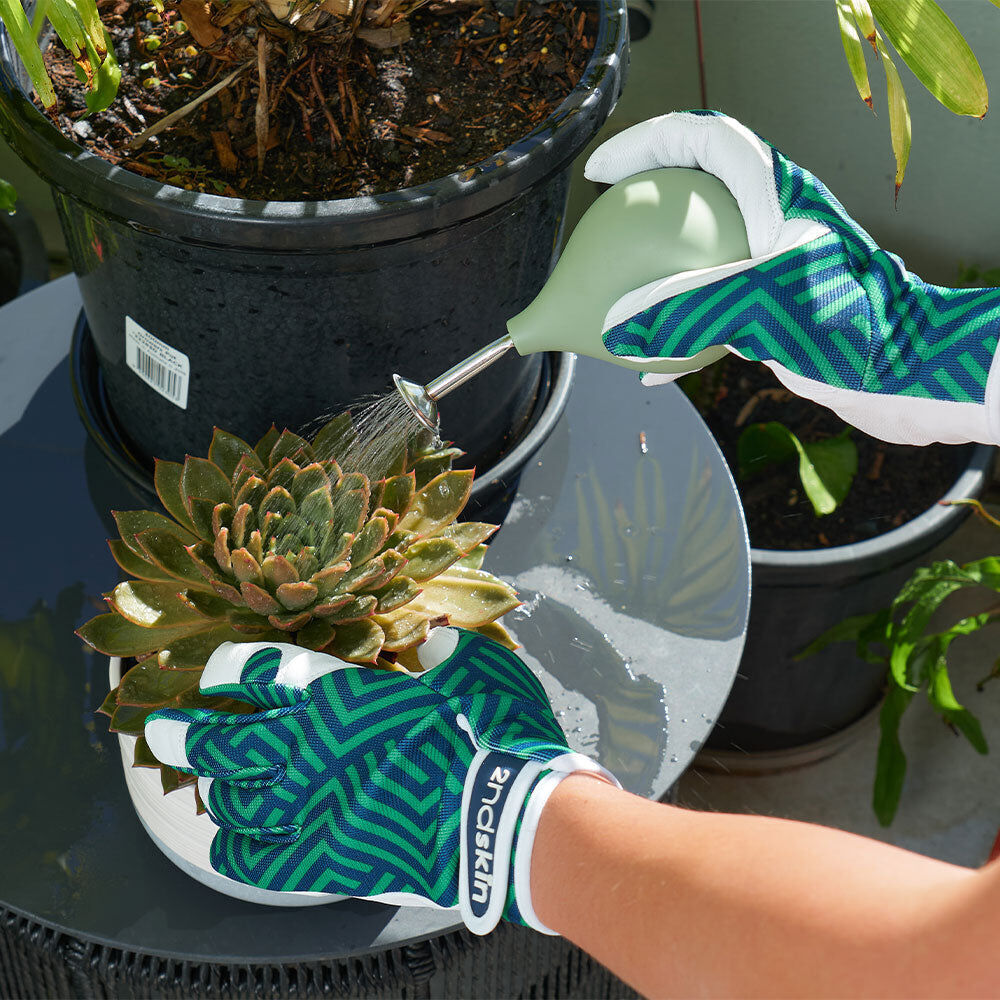 521ssb-annabel-trends-sprout-squeeze-plant-watering-sprinkler-ball-15cm