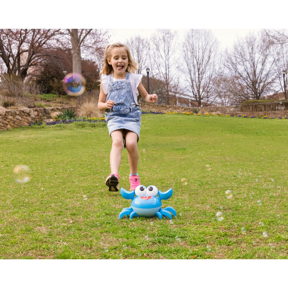 320782-maxx-bubbles-dancing-crab-bubble-machine-light-up-music-kids-outdoor-toy-3