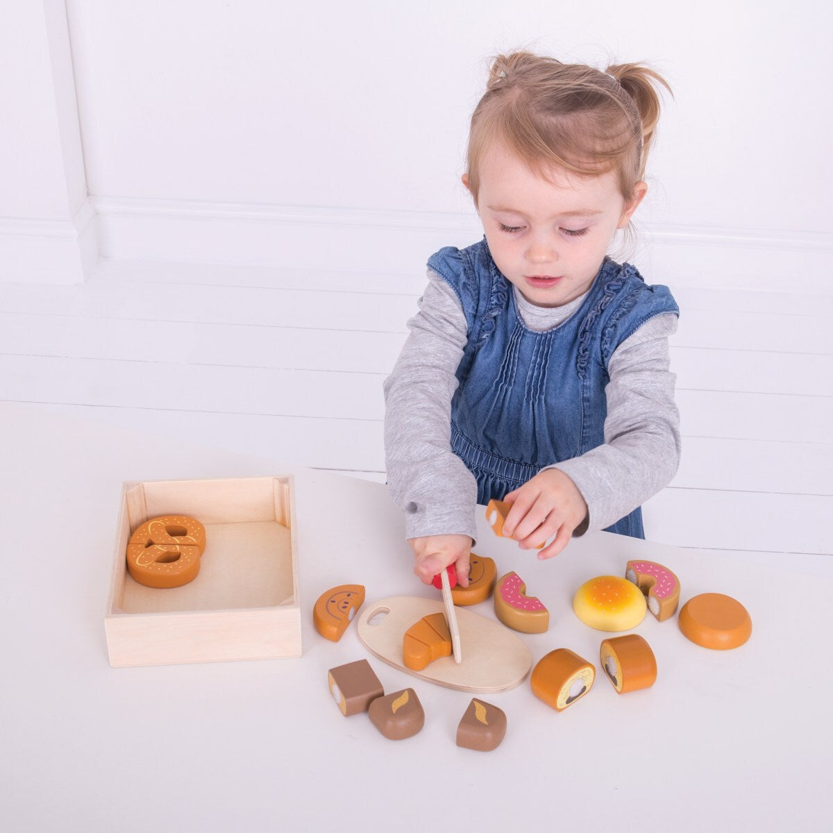 Bigjigs Toys Wooden Cutting Bread & Pastries Crate Kids Pretend Play Toy 18m+ — image 2