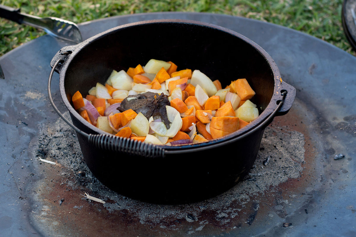 Wildtrak Round Cast Iron 12qt/37cm Camp Oven Pot Outdoor Camping Cookware Black — image 2