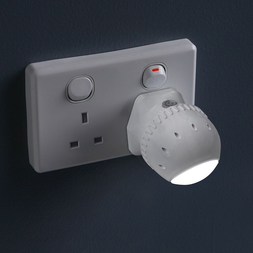 Dreambaby Electric 360° Swivel Auto Baby LED Sensor Adapter Night Light 7cm (2 Pack) — image 9